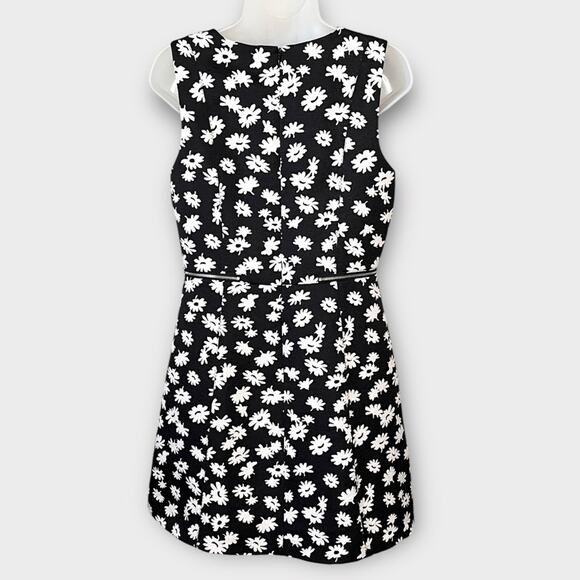 ANN TAYLOR Black & White Floral Daisy Fit and Flare Dress Size 8 Petite Spring - Picture 3 of 6